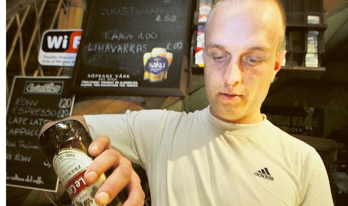 Mäeküla kõrtsi kokk Valdeku Loorits valab pudeli õlut, mille eest  tuleb välja käia 1.60 eurot.