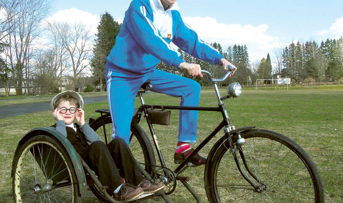 Nõukogude päritolu jalgratta külgkorvis istub huviline Steven Viigand, sadulas aga võimleb veelgi suurem entusiast Priit  Kasikov. Seda imeriista saab peagi Türil oma silmaga kaeda.  Foto: Resa Tiitsmaa