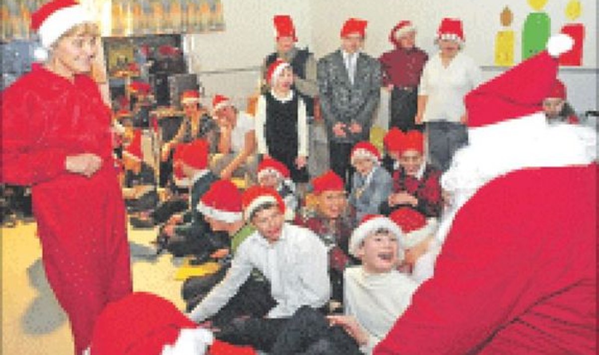 Viljandi Lasteabi- ja Sotsiaalkeskuse lapsed esitavad jõuluvanale laulu, mille on selgeks õpetanud muusikakasvataja Helju Teas (vasakul).