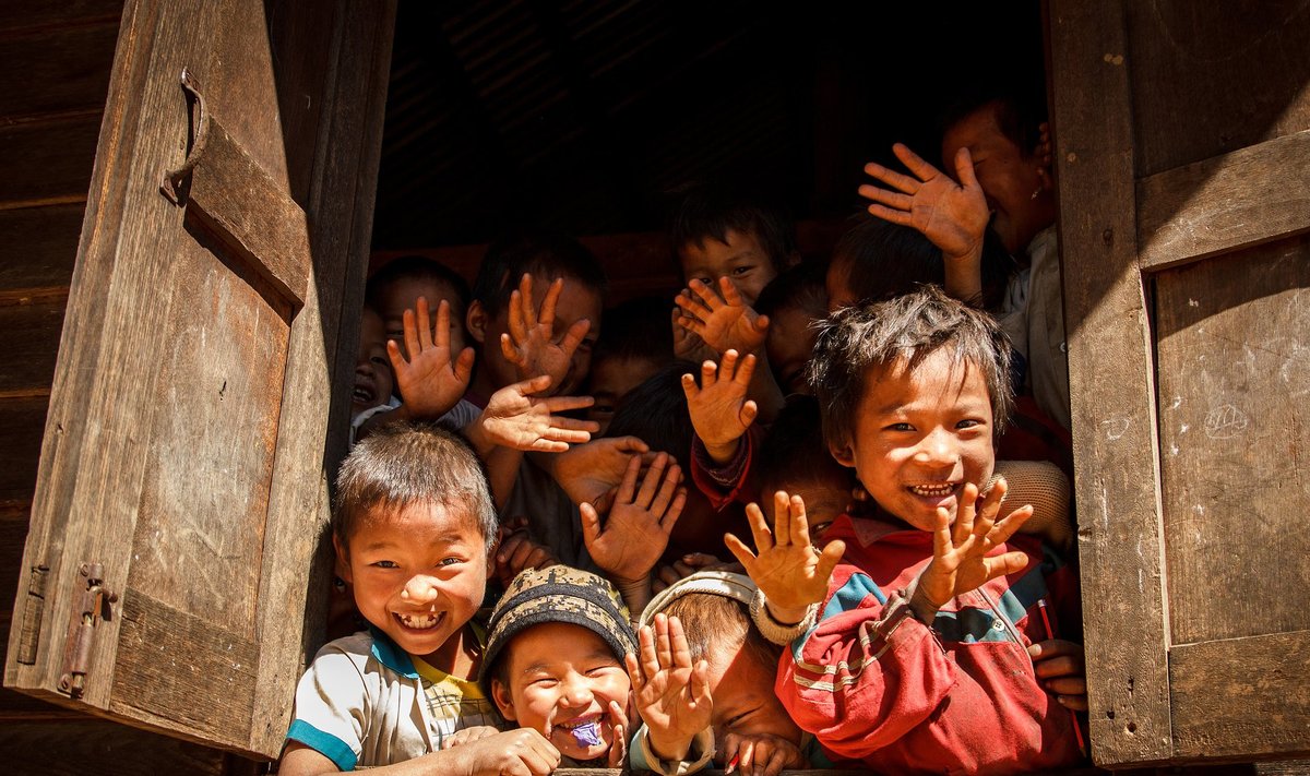 Saabudes pisikesse Lääne-Birma mägikülasse kostus koolimajast elavnevaid lastehääli. Hetk hiljem olid lapsed koolimaja akendel ja uudistasid ning tervitasid üksikut rännumeest. Pärast kohtumist oli kooliõpetajatel tükk tegemist, et lapsi koolitundi tagasi saada.
