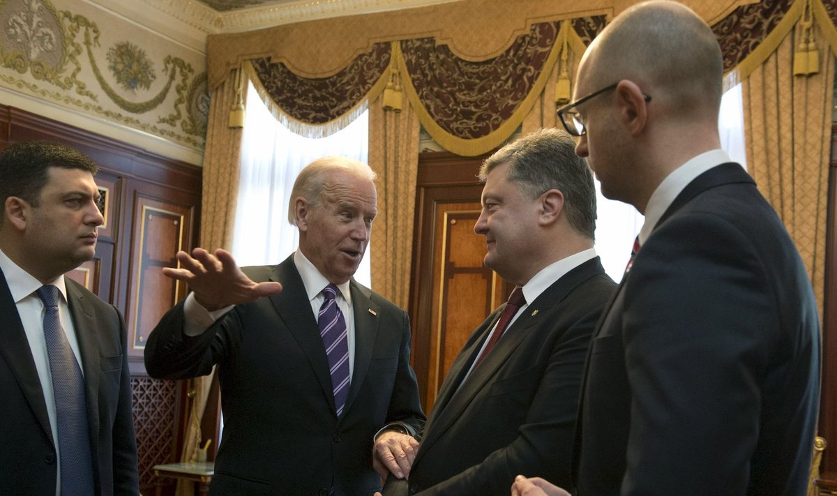 Porošenko ja Bideni kohtumisel olevat jutuks olnud valitsusjuhi vahetamine. Vaevalt siiski sel kaadrisse jäänud hetkel, kui kohtumisel olid ka Jatsenjuk (paremal) ja parlamendijuht Groisman (vasakul).