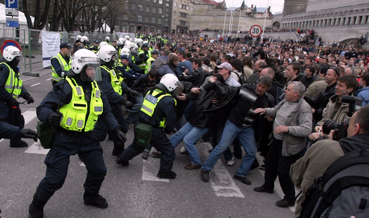 2007. aasta 26. aprilli hilisõhtul alanud mässu käigus rüüstas ja vandaalitses Tallinnas ligi 1500 inimest. Põletati Eesti lippe, hakati vastu politseile ja rüüstati poode.