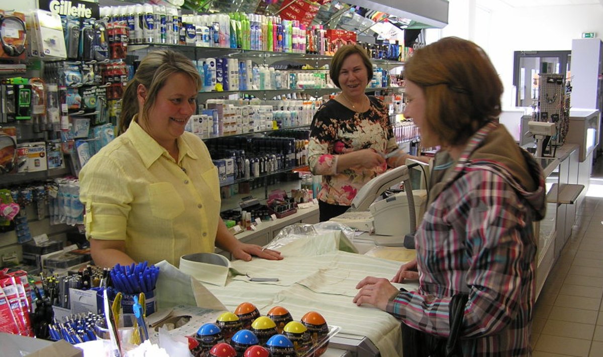 Rangu kaubamajas teenindavad ostjaid Maret Kollin ja Olga
Hermet