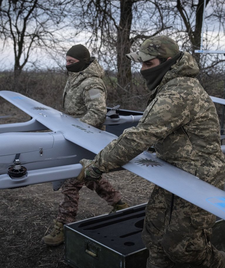 Kuidas pääseda rahvusvahelises meedias pildile olukorras, kus droonid ründavad hämaras ja rünnakute tulemusi filmida ei õnnestu? Ukrainlased leidsid lahenduse.