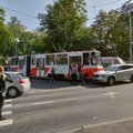 ФОТО: На Нарвском шоссе столкнулись трамвай и автомобиль, движение нарушено