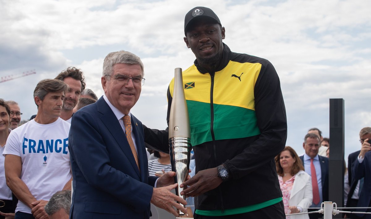 Usain Bolt esitles Seini jõel Pariisi olümpiamängude tõrvikut.