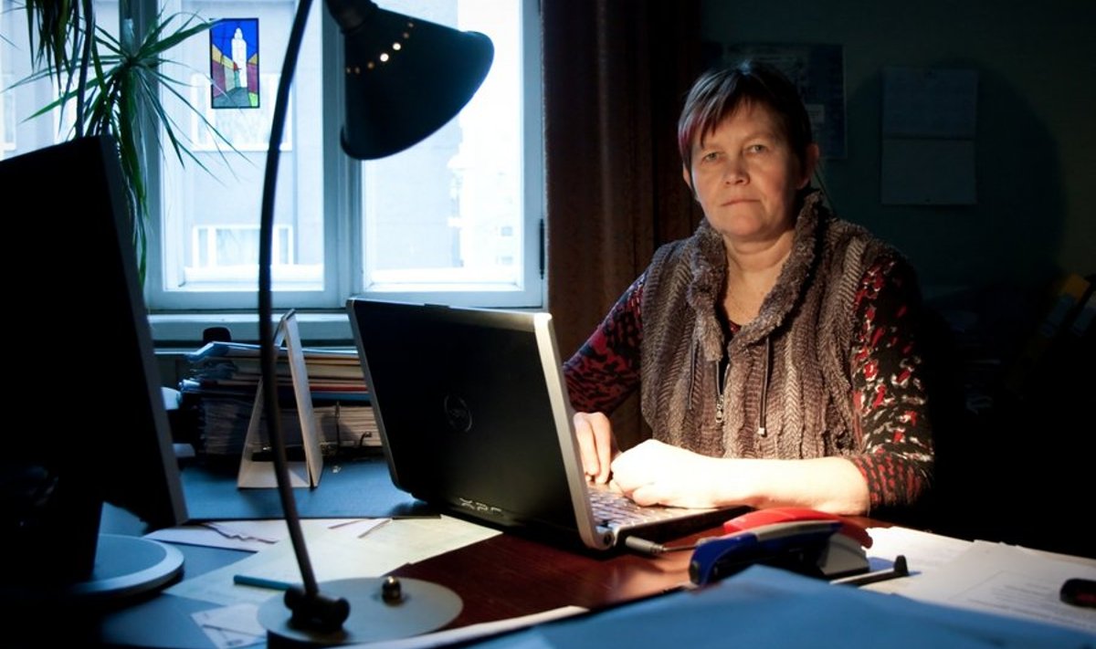 Pildil Eesti Arstide Liidu peasekretär Katrin Rehemaa oma kabinetis Tartus, Pepleri 32.