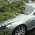 FOTOD: Aston Martini supersedaan sai puuga pähe