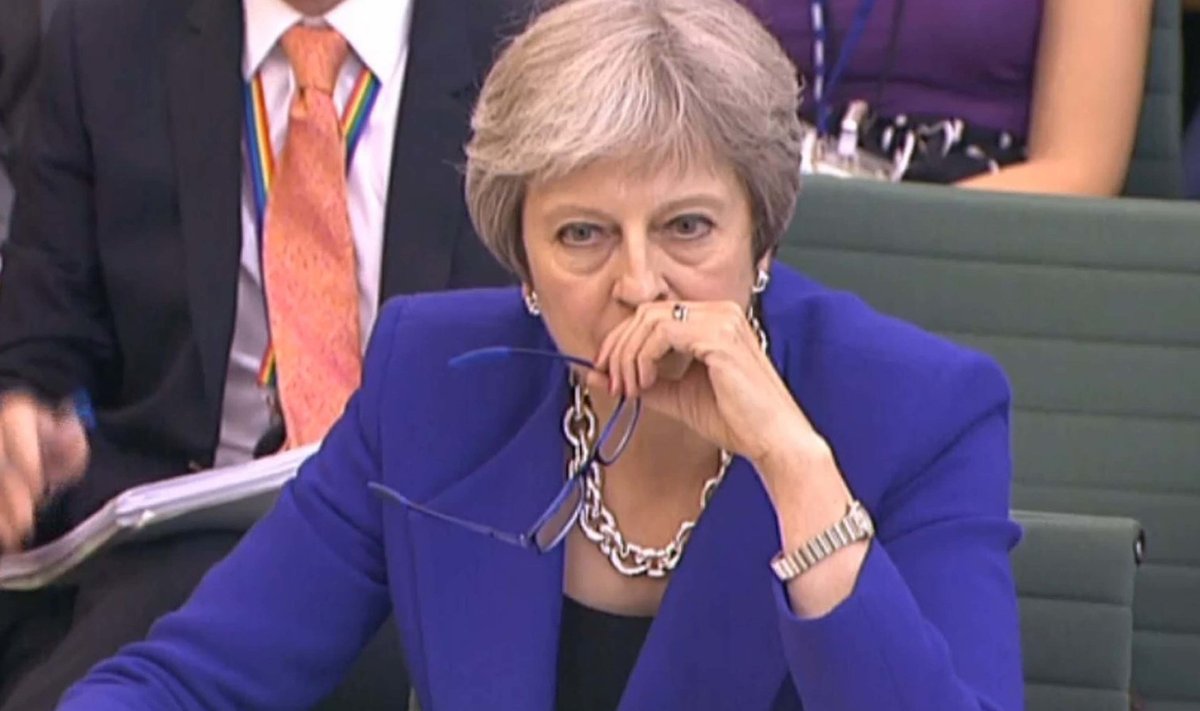 Peaminister Theresa May alamkojale Brexiti kohta tunnistusi andmas.