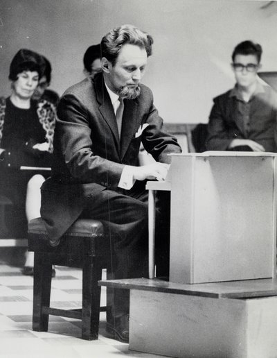 Udo Kasemets mängib John Cage'i mänguklaverile kirjutatud töid. Kasemets organiseeris ja dirigeeris Brodie Schoolis 1963. aastal terve kontserdiseeria.