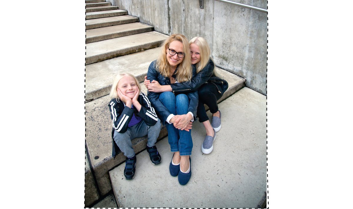 Jaana koos poeg Johanni ja ­noorema tütre Ann Margaretiga. | Fotod: hele-mai alamaa, Anneli Leinemann 