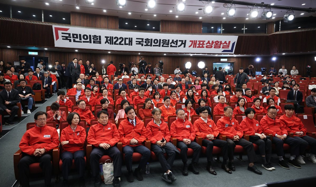 Lõuna-Korea presidendi Yoon Suk Yeoli partei PPP ootamas valimistulemusi.