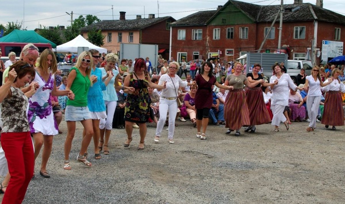 Kreeka muusika ansambel Zorbas meelitas Mõisaküla kodukandipäevade kontserdil publiku lõunamaises sirtaki-rütmis kaasa tantsima. Foto: Meelis Sõerd