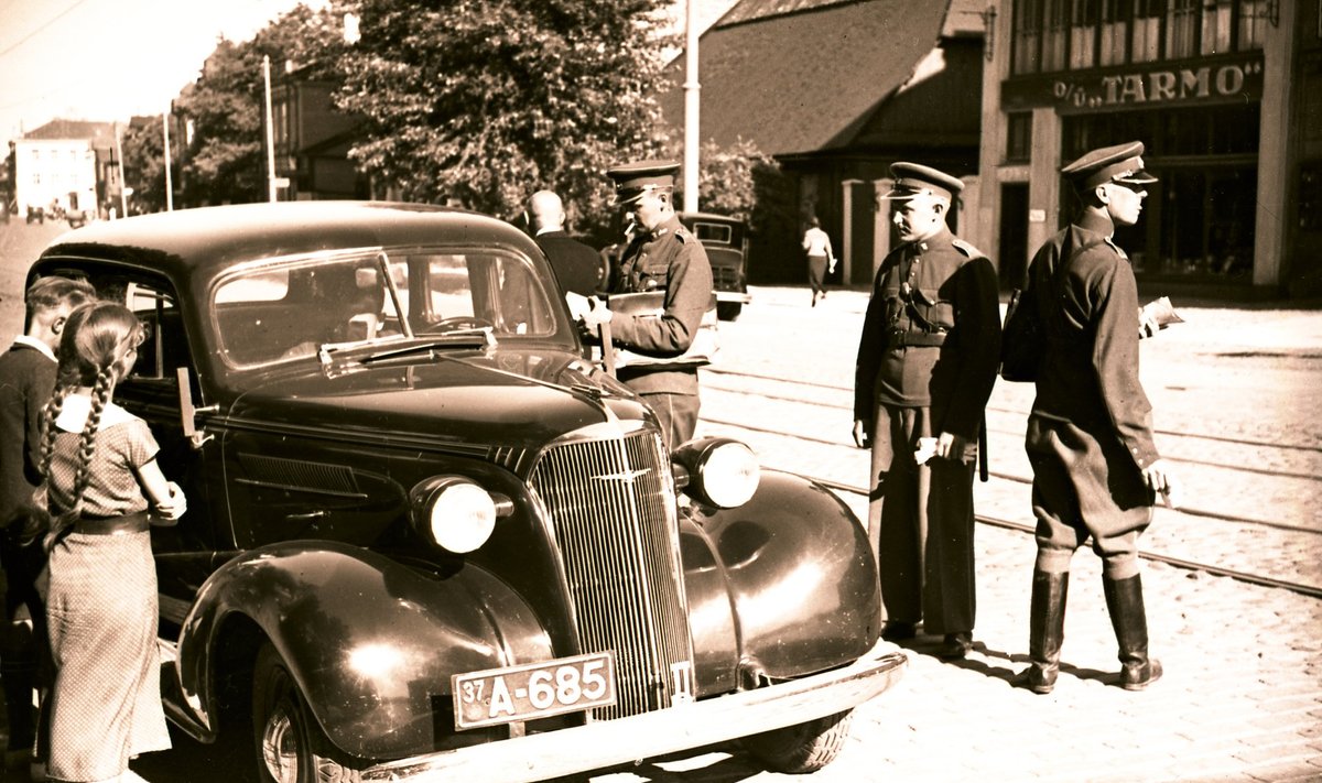 KAS MAKSTUD? 1929. aastal hakkas Eestis kehtima automaks. Foto liikluskontrollist Tallinnas 1937.