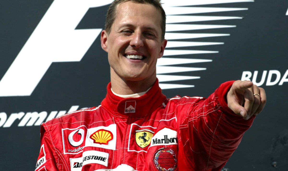 Michael Schumacher Ferrari hiilgeaegadel võitu tähistamas