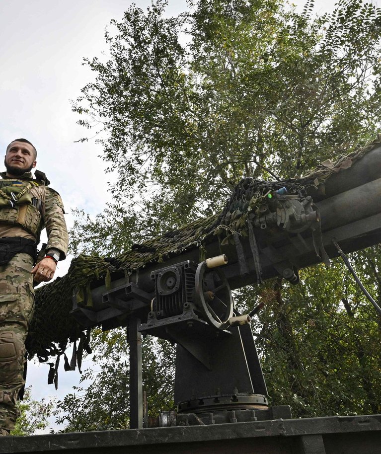 Fotol Ukraina sõdur isetehtud neljaraudse raketiheitja kõrval.