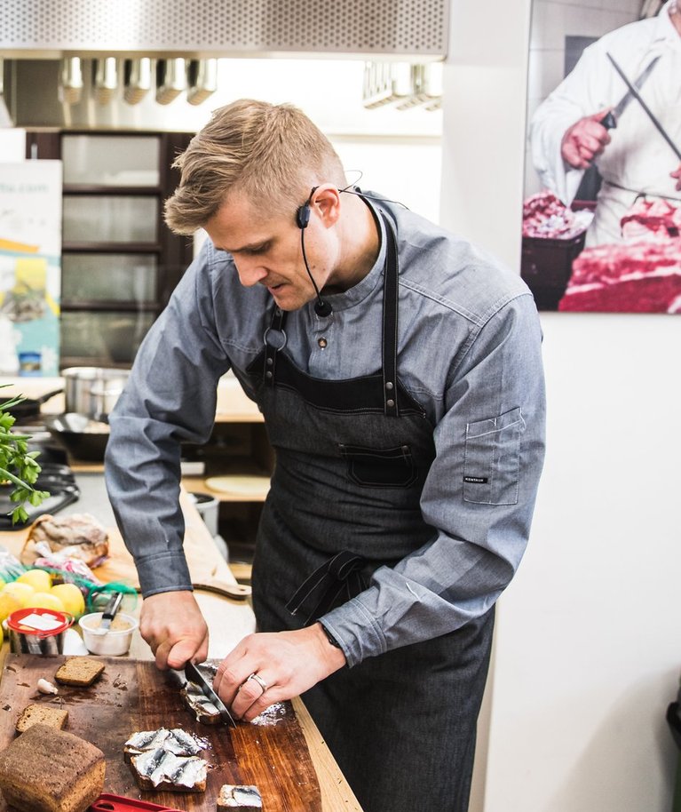 Telekokk Joel Ostrat õpetab vahel turuhoones asuvas esitlusköögis toidu valmistamist.
