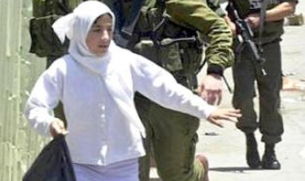 Iisraeli sõdur ajab taga palestiina tüdrukut