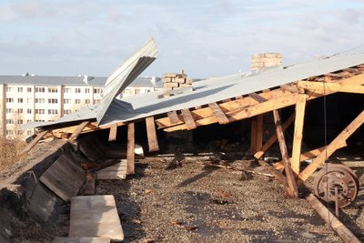 Tormituul rebis hommikul kella viie ajal  J.Smuuli 11 majalt katuse.Elanike sõnul algas kohutav mürin, mis järjest valjenes. Katuse konstruktsioonid ei pidanud tuule survele vastu ja katus kukkus alla. Õnneks jõudsid majaelanikud autod ohutusse kohta toimetada. 