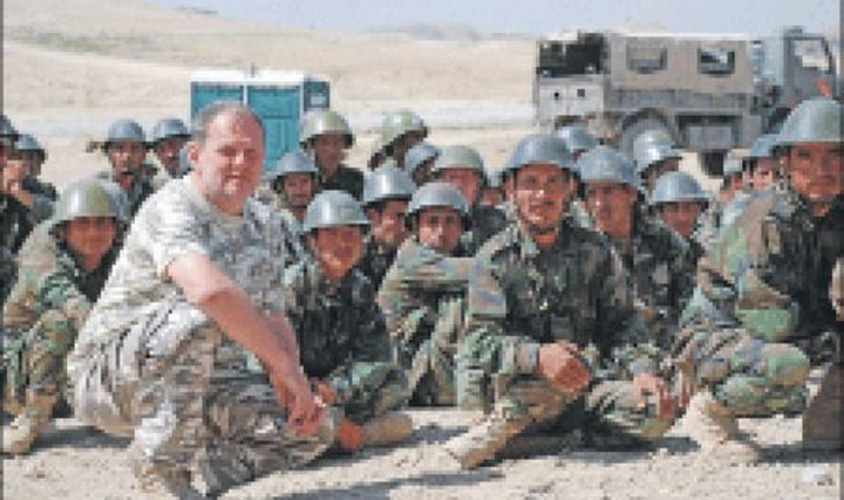 
Loo autor pildil koos Afganistani armee sõduritega.