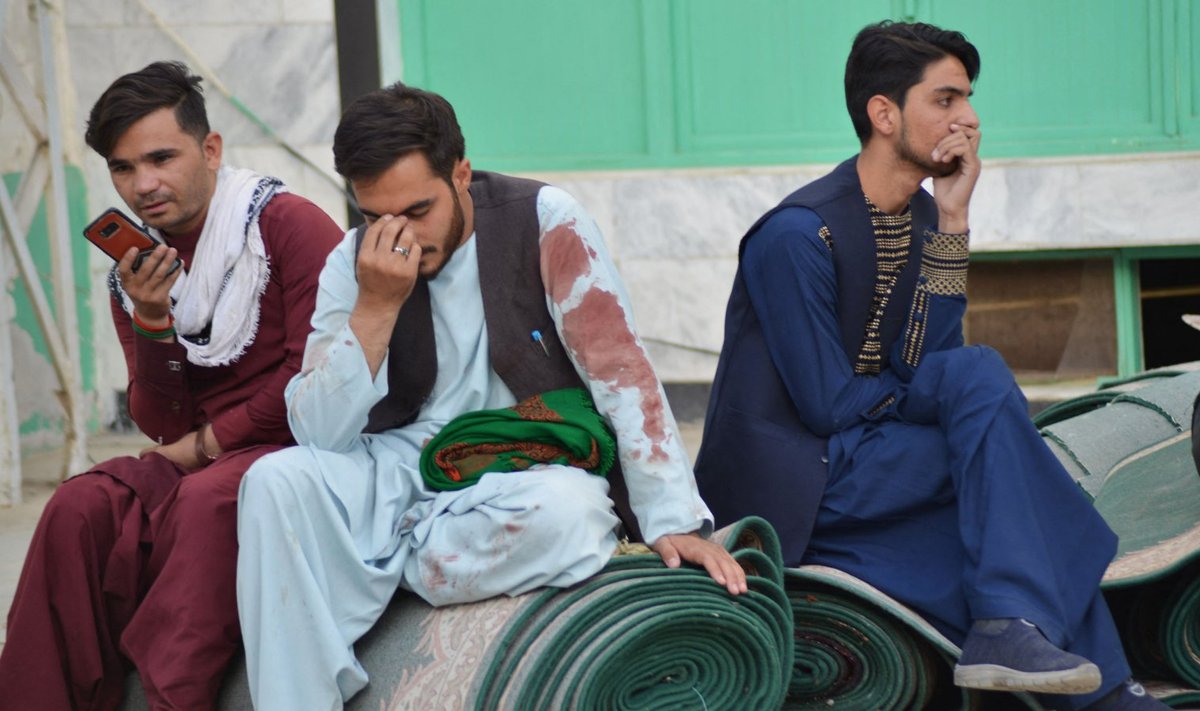 Afgaani mehed pärast terrorirünnakut šiiitide mošees Kandaharis
