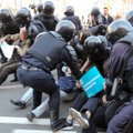 VIDEOD | Peterburis ajas politsei jõhkralt laiali 1. mai rongkäigus osalenud demokraadid