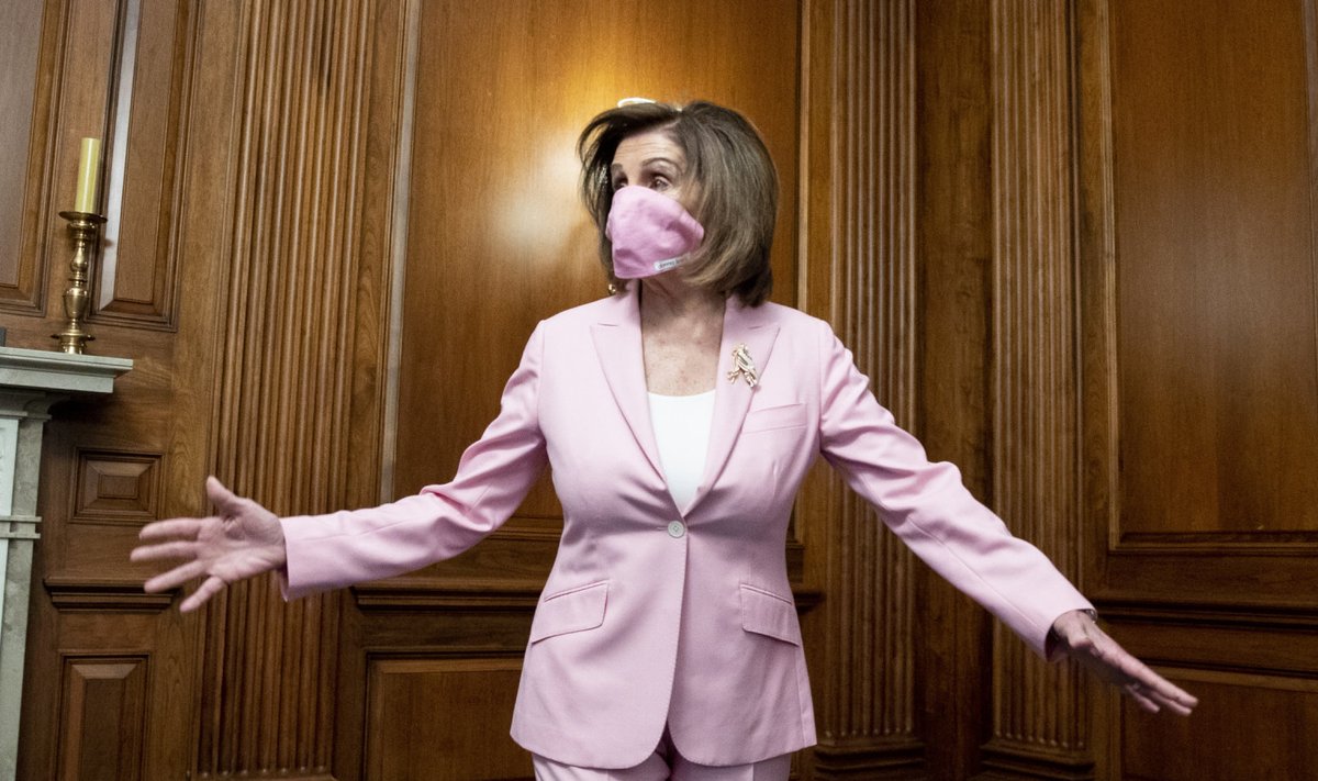 Судя по всему, спикеру американской палаты представителей Нэнси Пелоси понравилась идея подбирать маску к костюму