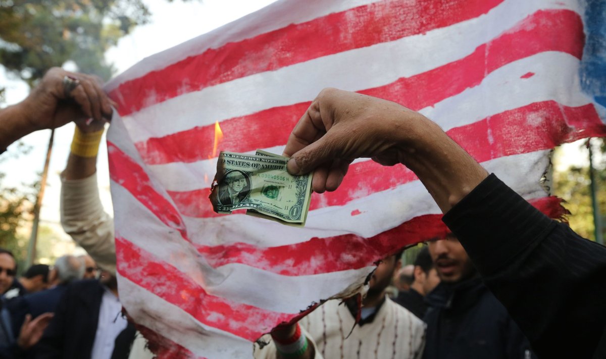 USA otsuse peale tulivihased protestijad põletasid eile Teheranis kunagise USA saatkonna ees dollareid ja ise tehtud riigilippu.
