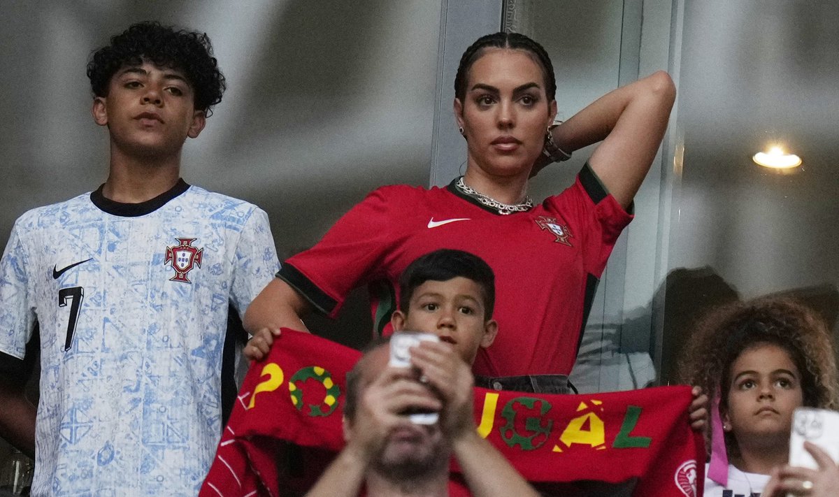 Cristiano Ronaldo abikaasa Georgina Rodriguez vaatab koos lastega Portugali ja Gruusia koondiste mängu. 