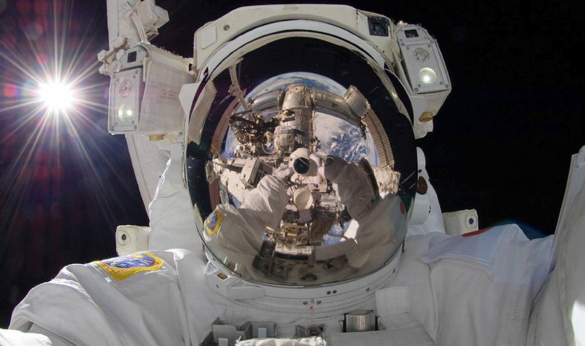 Jaapani austronaut  Aki Hoshide tegi endast kosmosejaamas ilmselt maailma ko-ige  a..gedama selfie.
