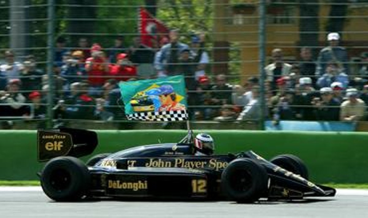Gerhard Berger San Marino GP nädalavahetusel Ayrton Senna kunagise Lotus vormeli roolis
