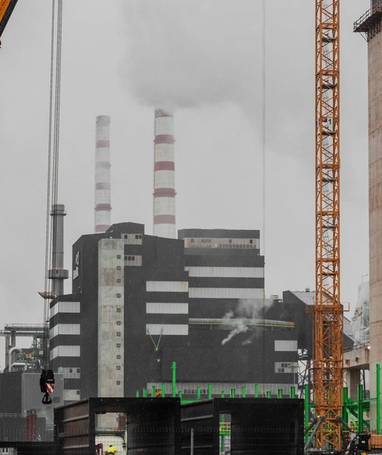 Eesti Energia õlitehase rajamine algas rohkem kui kaks aastat tagasi. Täna on ehitus riigikohtu tühistatud ehitusloa pärast pausil