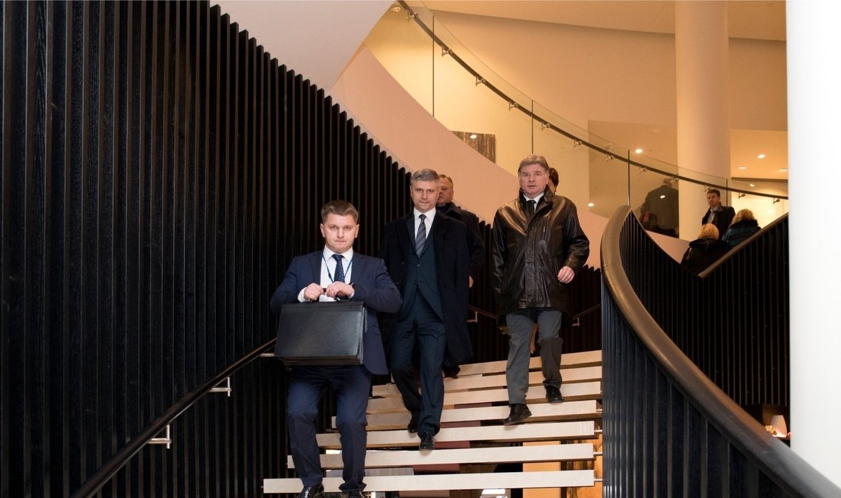 Oleg Belozerov (keskel) lahkus pärast istungit kaaskonnaga jooksujalu Hiltoni hotellist, et suunduda lennujaama.