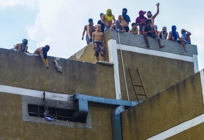 Vangid politseimaja katusel, 16. aprill