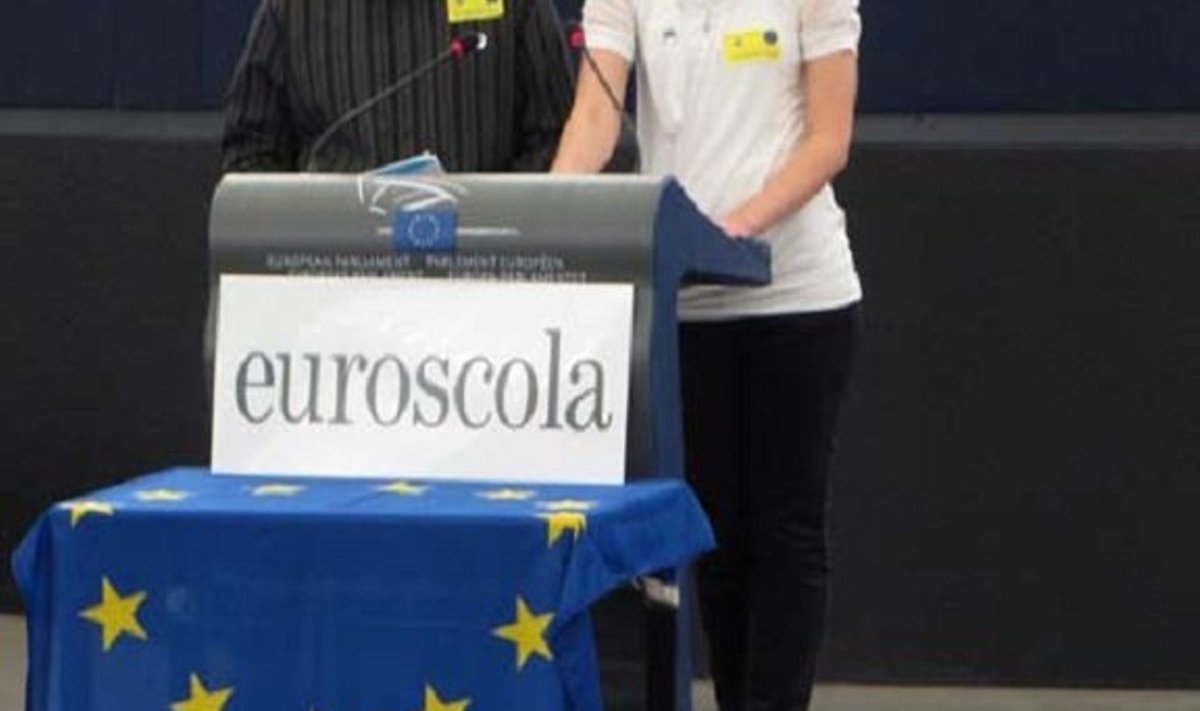 Eleri ja Nauro Euroopa Parlamendi plenaarsaalis oma kooli tutvustamas. Foto: Luunja Keskkool