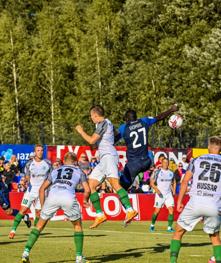 FC Flora (valges) ja Paide Linnameeskond lähevad euromängule vastu reedese omavahelise 0 : 0 viigi pealt.