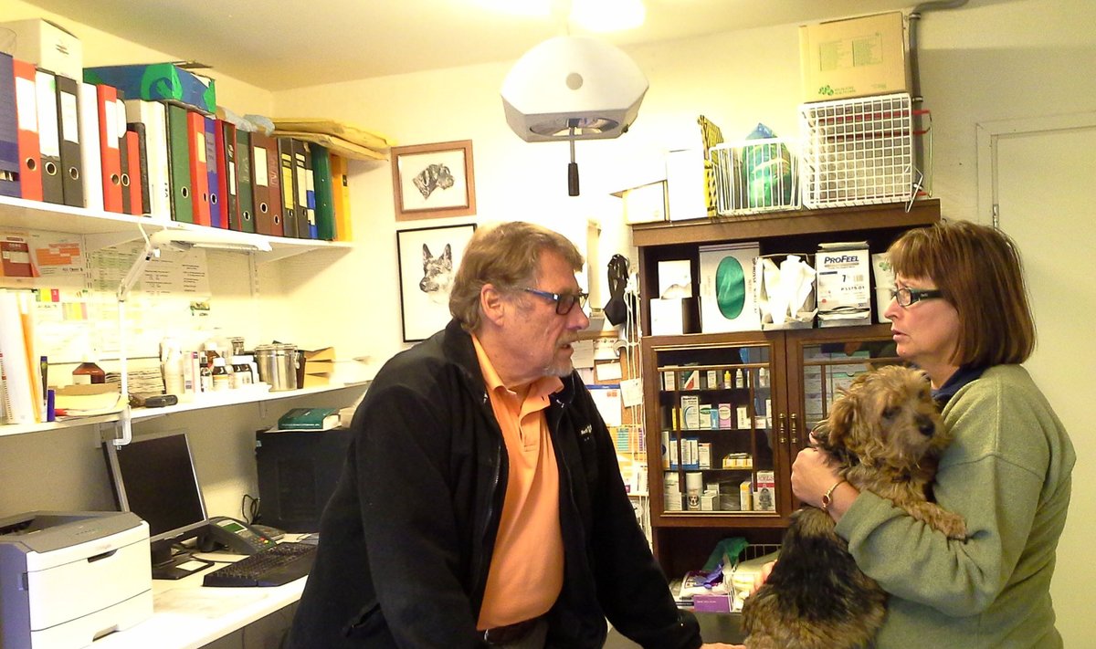 Dr Sittnikowi kliinik ja tema koer, kes teeskleb, et on patsient.