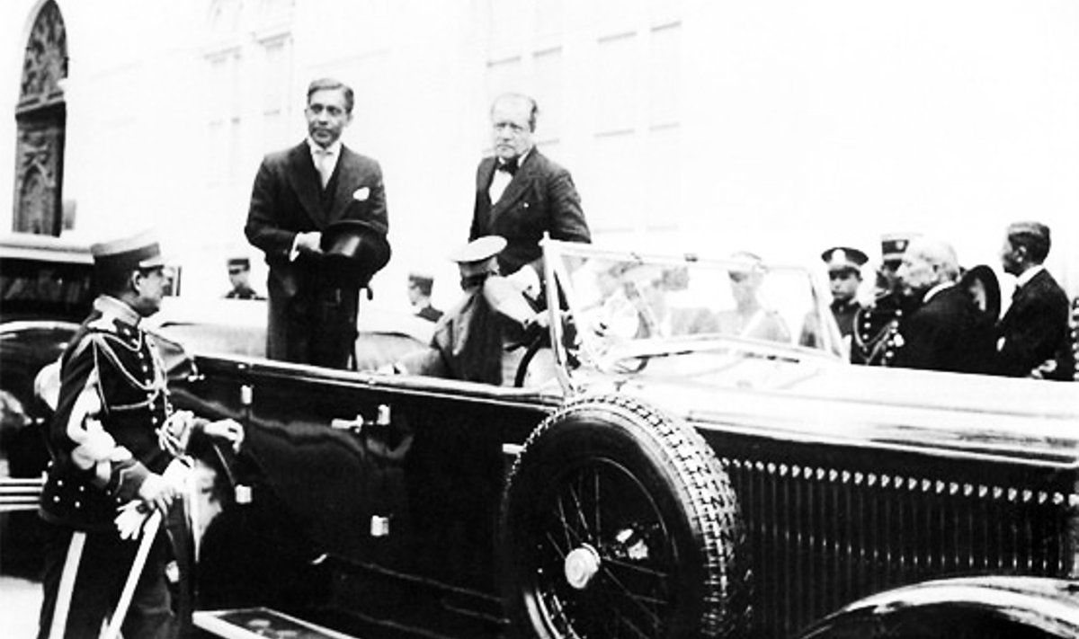 HETK ENNE ATENTAATI: Peruu president (mundris) istub autosse. Viiv hiljem teda tulistatakse.