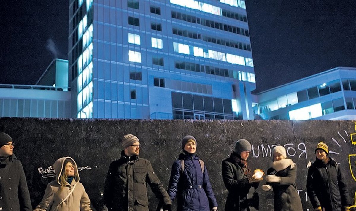 EKA tudengid seisid veel mõni aeg tagasi Tartu mnt uue maja nimel inimketis. Foto:  Rene Suurkaev