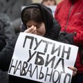 ФОТОРЕПОРТАЖ | Очень много людей плачет: в Таллинне прошел митинг в связи со смертью Навального 