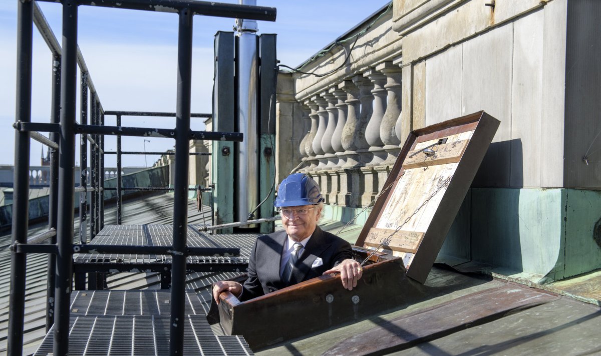 Rootsi kuningas Carl XVI Gustaf tutvub paleekatusel päikesepaneelidega