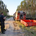 FOTOD | Viljandimaal põles 20 hektarit metsa, kustustöödeks pidi tooma vett kaugelt paakautodega