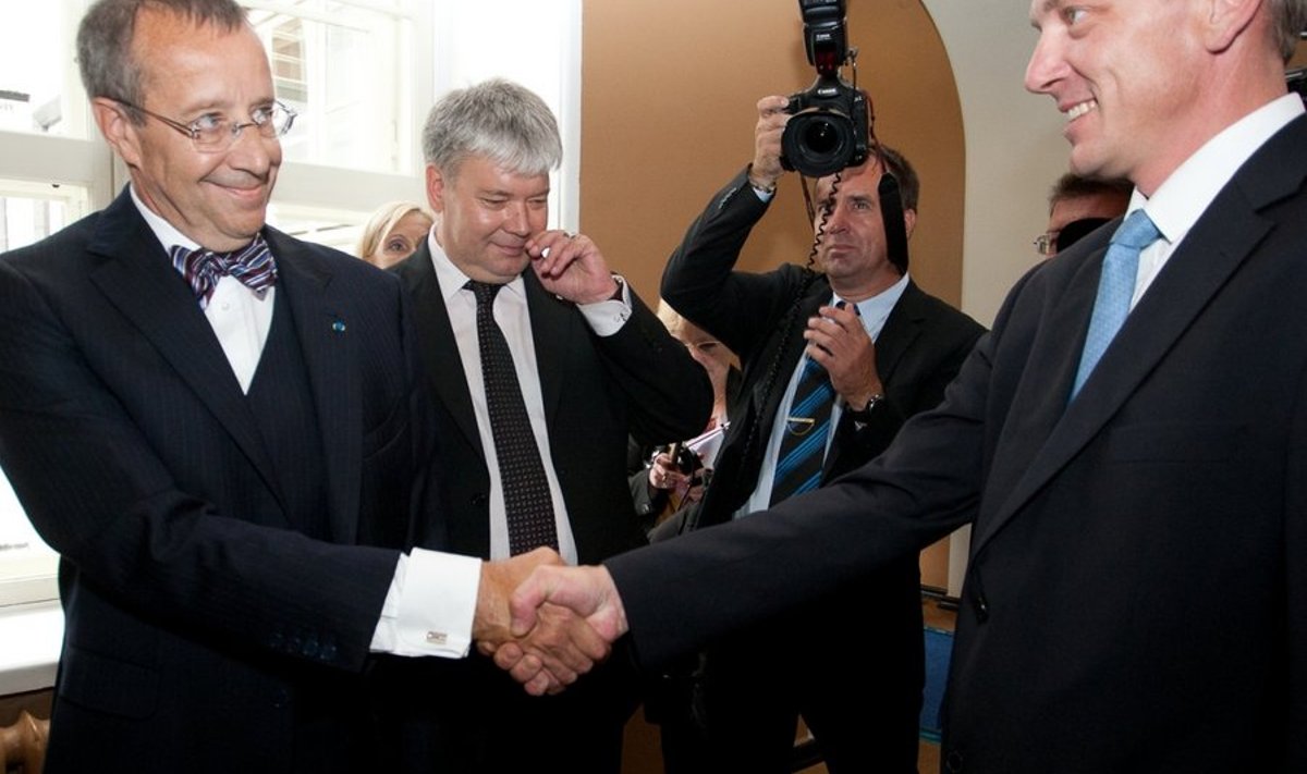 Indrek Tarand õnnitleb presidendivalimised võitnud Toomas Hendrik Ilvest
