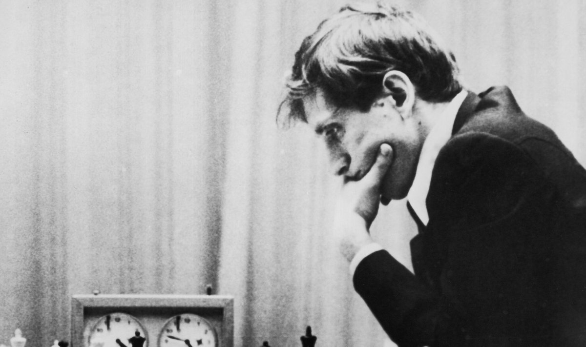 MALEGEENIUS: Ameeriklast Bobby Fischerit peavad paljud maailma kõigi aegade parimaks maletajaks. Pildil Fischer MM-tiitlimatšil Nõukogude Liidu maletaja Boriss Spasskiga 1972. aastal Islandil.