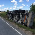 ФОТО: В Йыгевамаа занесло тягач с прицепом, грузовик перевернулся