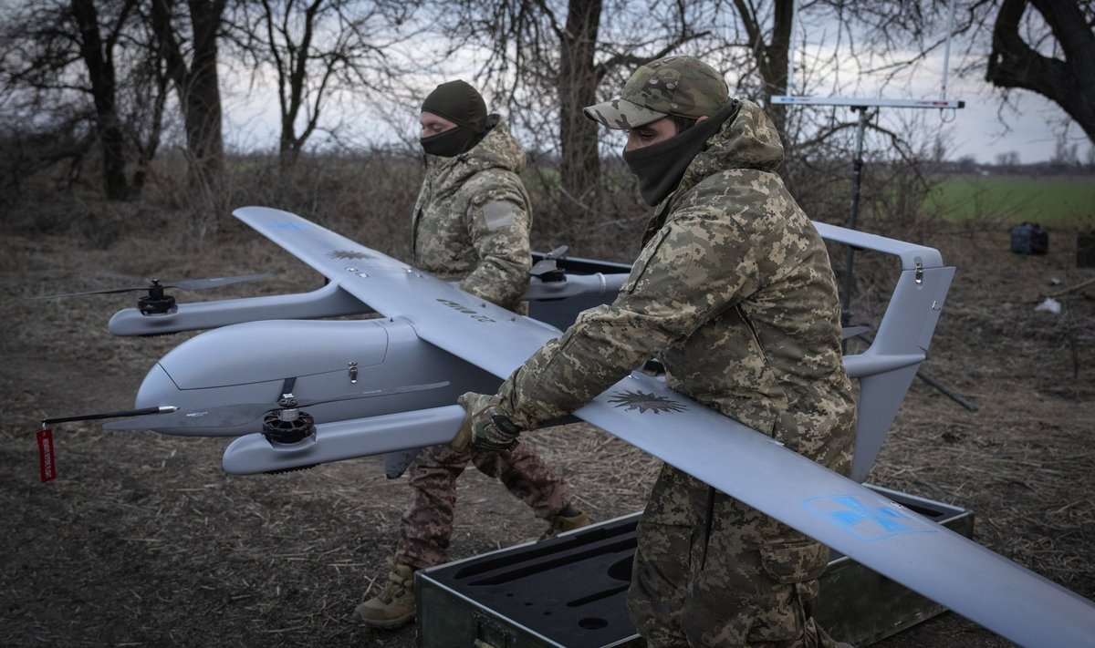 Ukraina sõdurid valmistuvad drooni väljalaskmiseks Bahmuti linna lähedal.