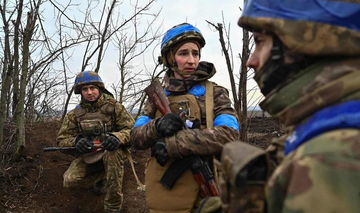 KUIDAS VÕIDELDA LASKEMOONATA? Ukraina sõdurid Robotõne kandis rindejoone lähedal.