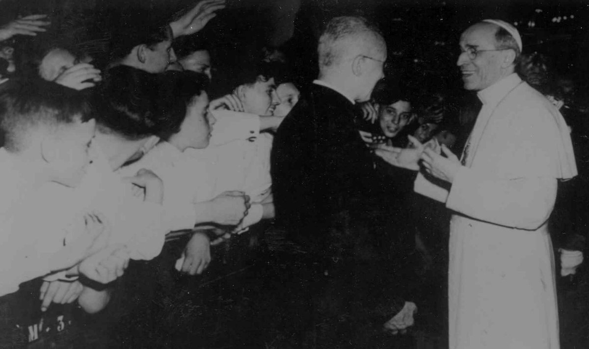 Pius XII (paremal) palverändureid tervitamas