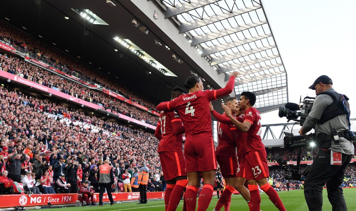 Liverpooli mängijad väravat tähistamas.
