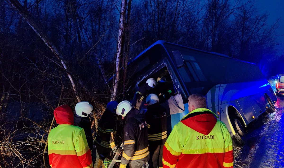 Спасатели помогли детям выбраться из автобуса через отверстие в лобовом стекле